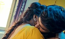 भारतीय प्रेमिका फिल्म उसके सौतेले पिता और सौतेले बेटे घर पर सेक्स